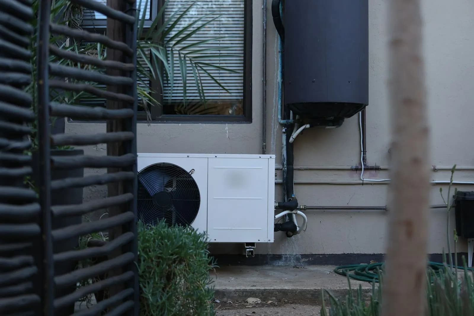 Bomba de calor de piscina instalada junto a una vivienda