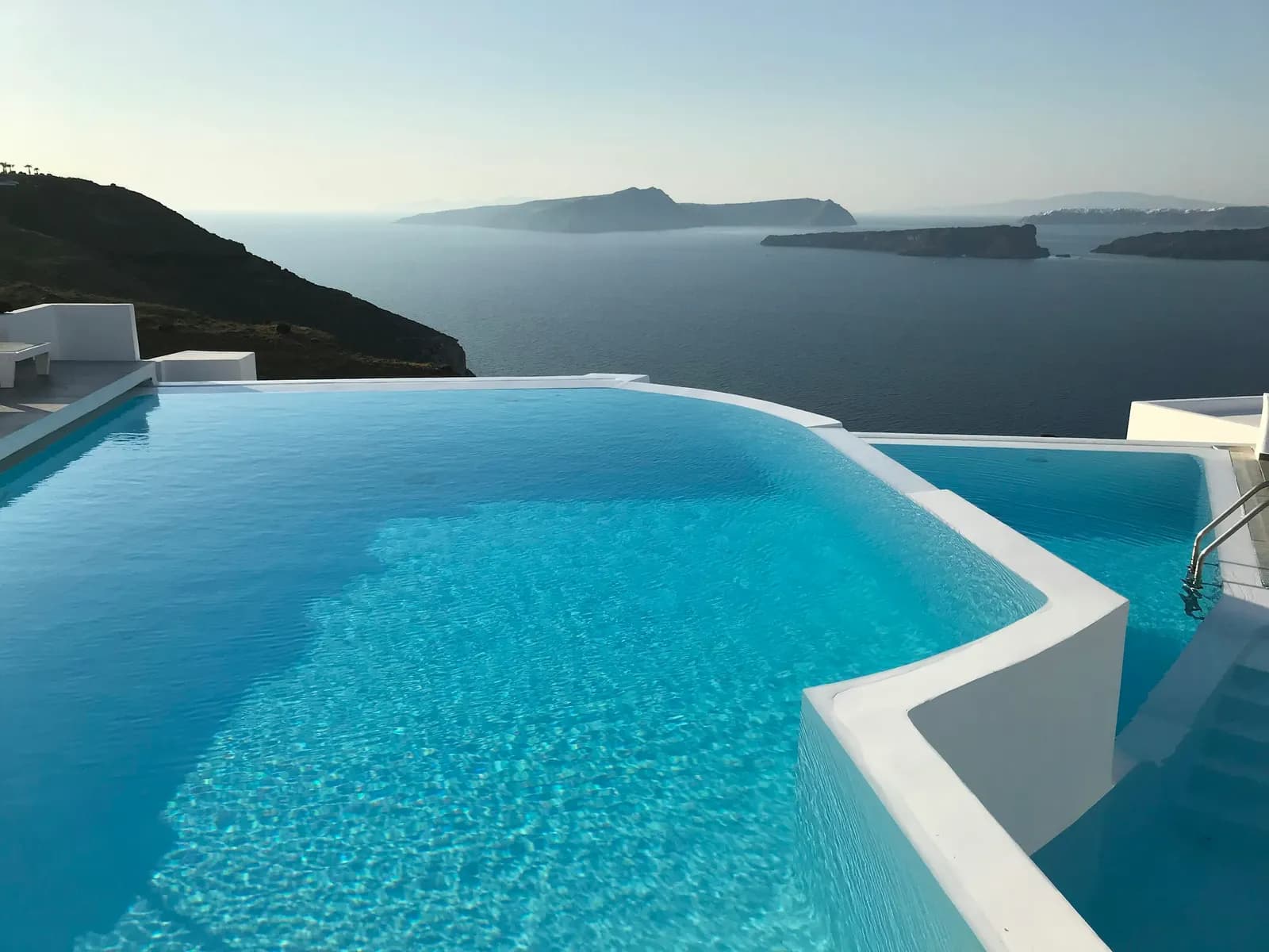 Piscina desbordante frente al mar