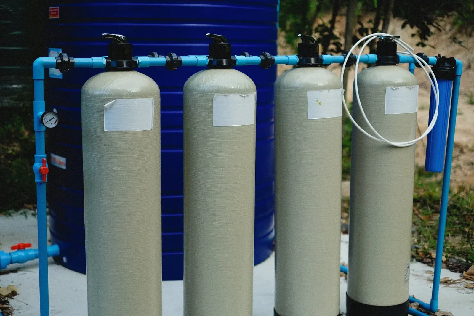 Columnas de un equipo de tratamiento de agua con sus conexiones