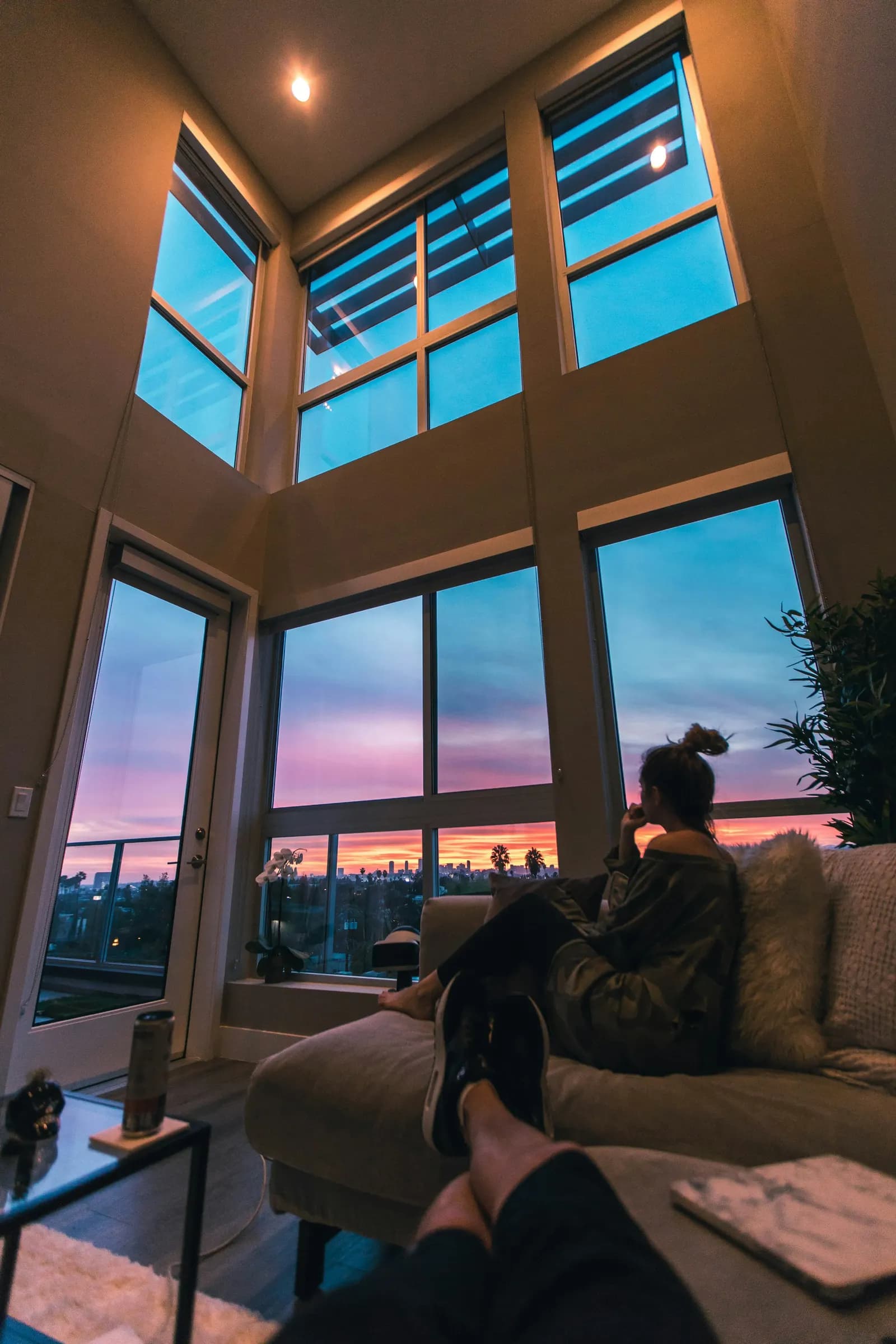 Salón climatizado con vistas al atardecer