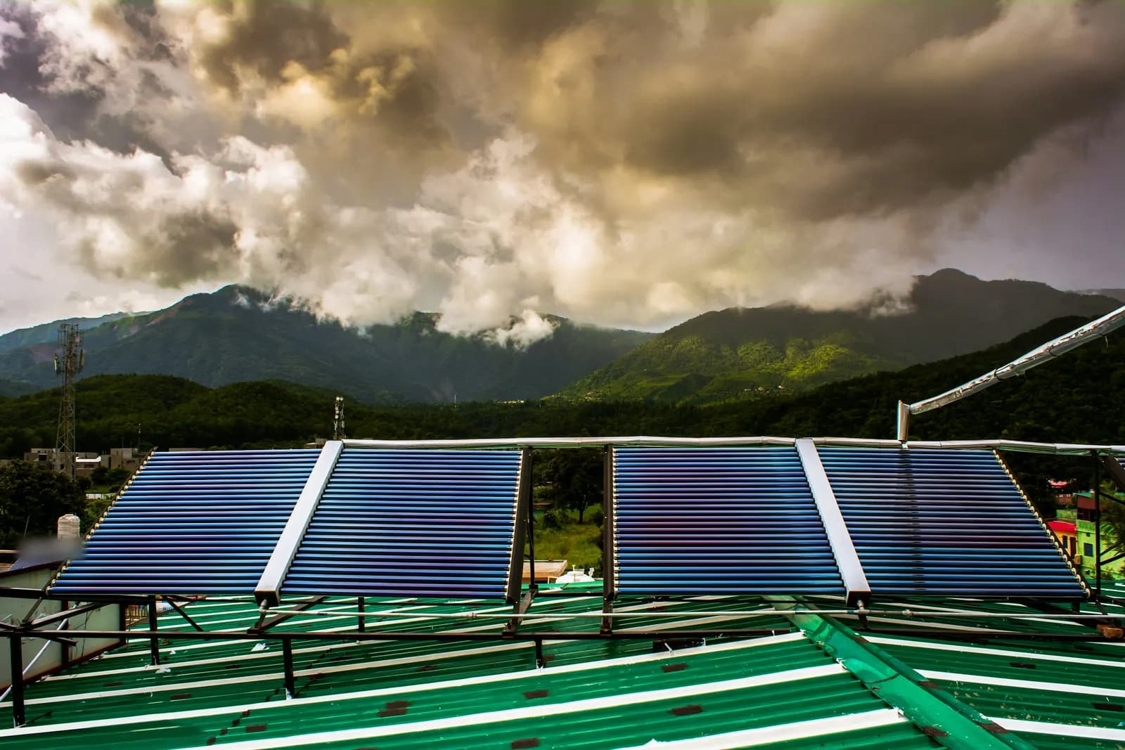 Captadores solares térmicos en fila sobre una cubierta metálica