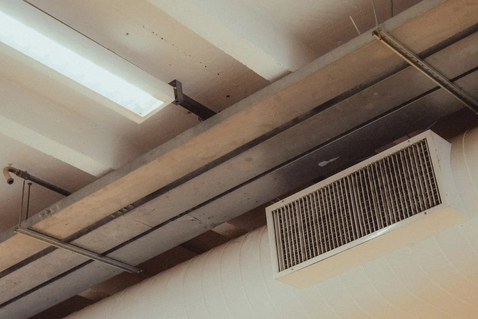 Rejilla de un conducto de ventilación en el techo